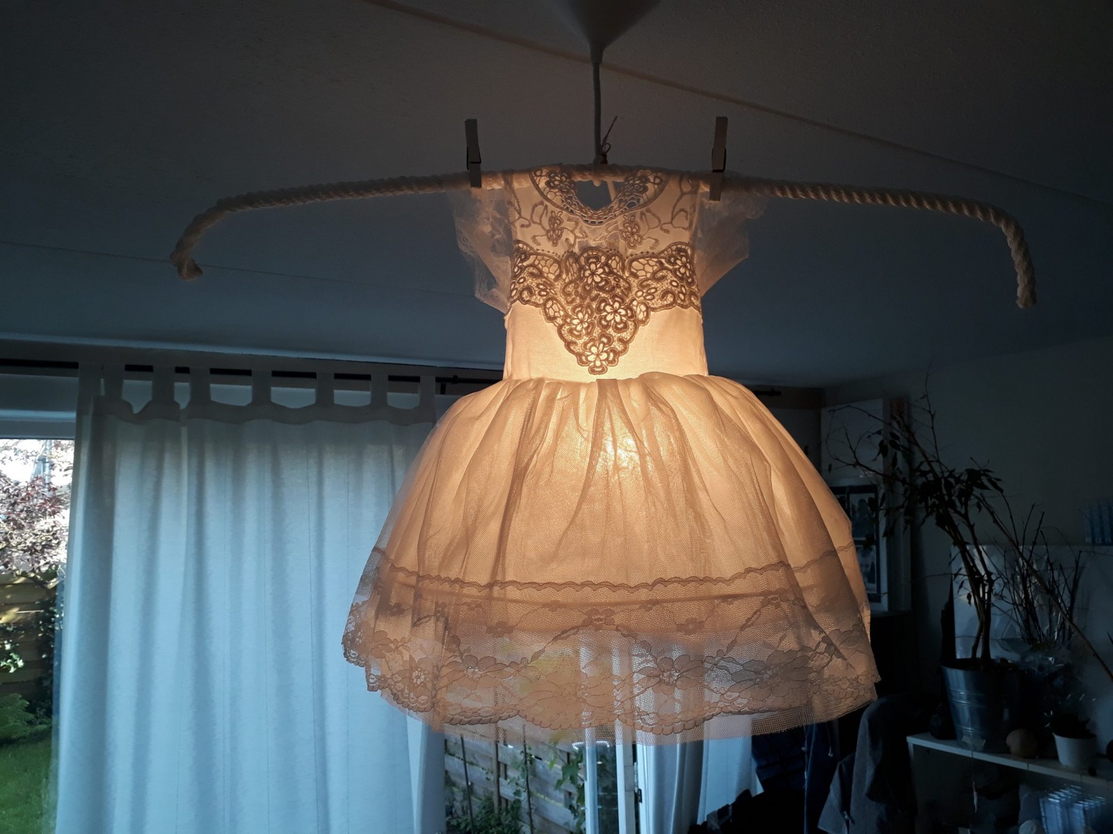 Prinsjes-jurk-lamp-2021 - prinsessen jurk lamp wit